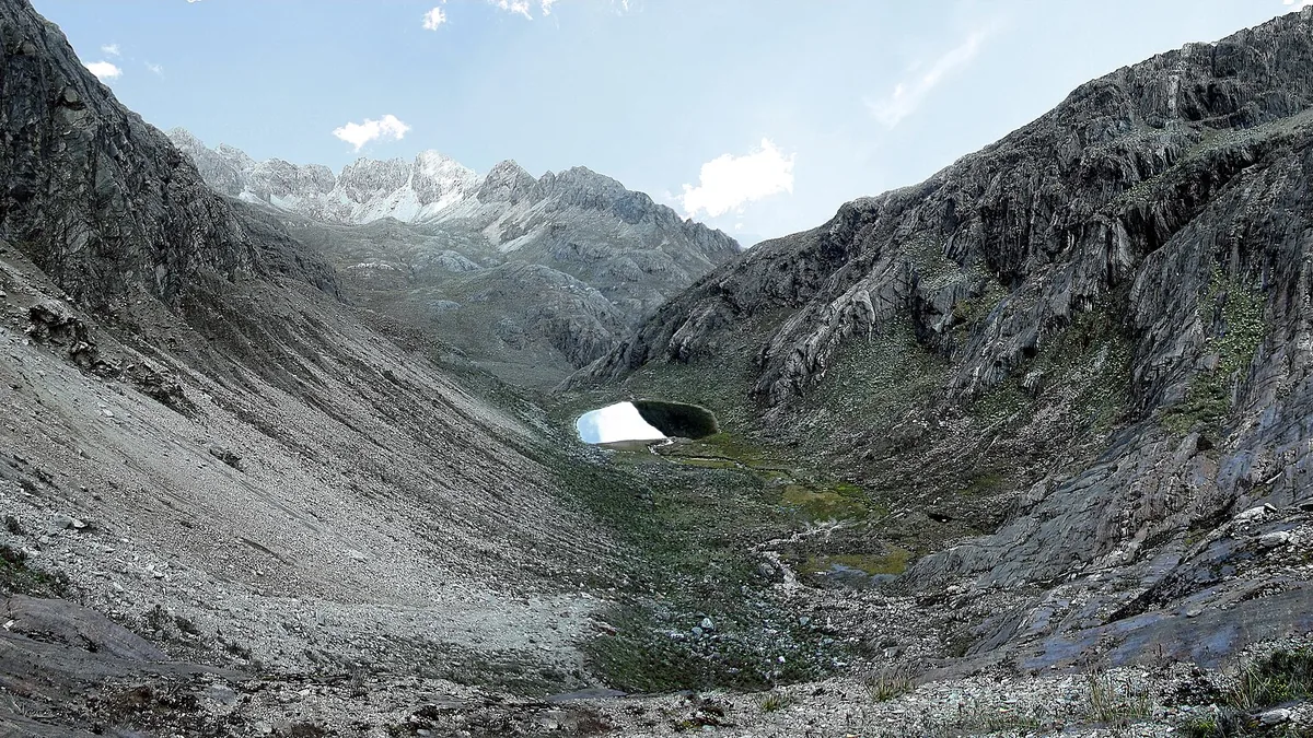 How Glaciers Carve Valleys: Reading the Landscape They Leave Behind